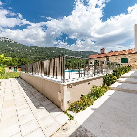 Away From With Outdoor Pool, Botanical Garden And A Beautiful Sea View 度假居 Kaštela