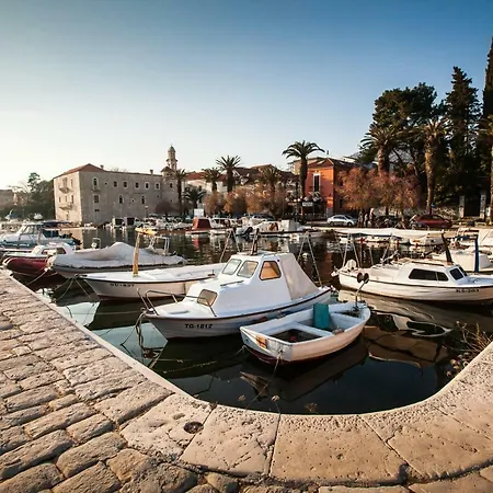 Away From With Outdoor Pool, Botanical Garden And A Beautiful Sea View * Kaštela
