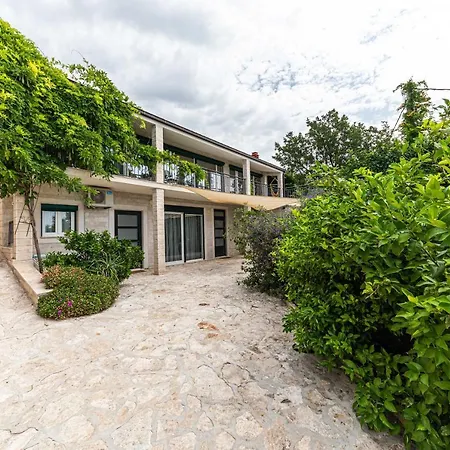 Away From With Outdoor Pool, Botanical Garden And A Beautiful Sea View * Kaštela