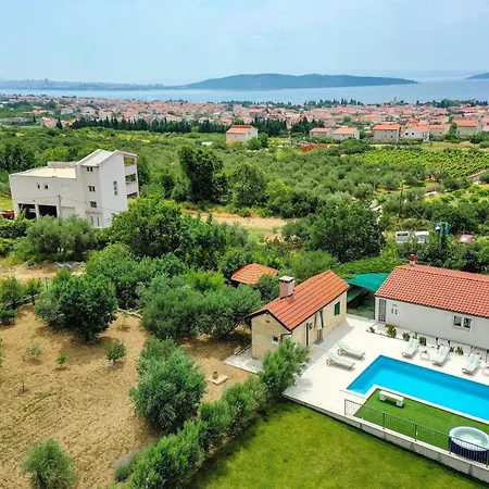 Away From With Outdoor Pool, Botanical Garden And A Beautiful Sea View *
