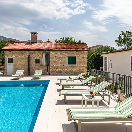 Casa vacanze Away From With Outdoor Pool, Botanical Garden And A Beautiful Sea View