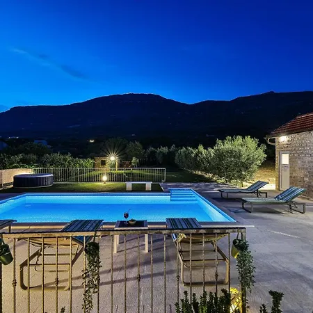 Away From With Outdoor Pool, Botanical Garden And A Beautiful Sea View Holiday home *