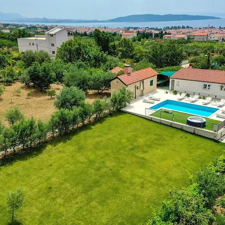 Holiday home Away From With Outdoor Pool, Botanical Garden And A Beautiful Sea View Kastela