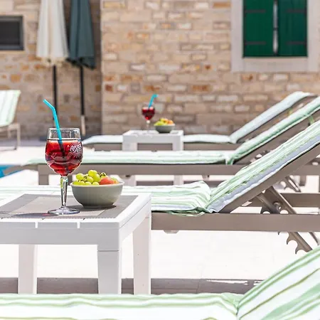 Away From With Outdoor Pool, Botanical Garden And A Beautiful Sea View * Kastela
