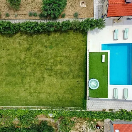Away From With Outdoor Pool, Botanical Garden And A Beautiful Sea View Kastela