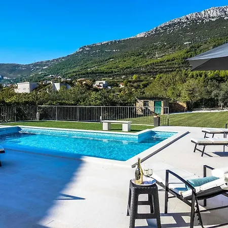 Away From With Outdoor Pool, Botanical Garden And A Beautiful Sea View * Kastela