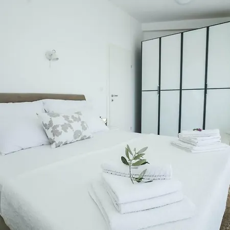 Away From With Outdoor Pool, Botanical Garden And A Beautiful Sea View Kastela